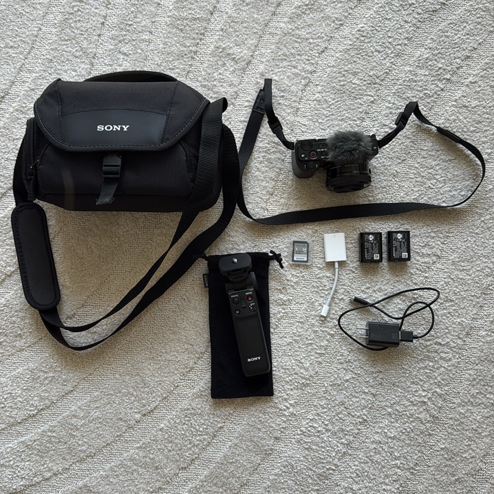 Sony Alpha ZV-E10 - APS-C Interchangeable Lens Mirrorless Vlog Black Camera Kit